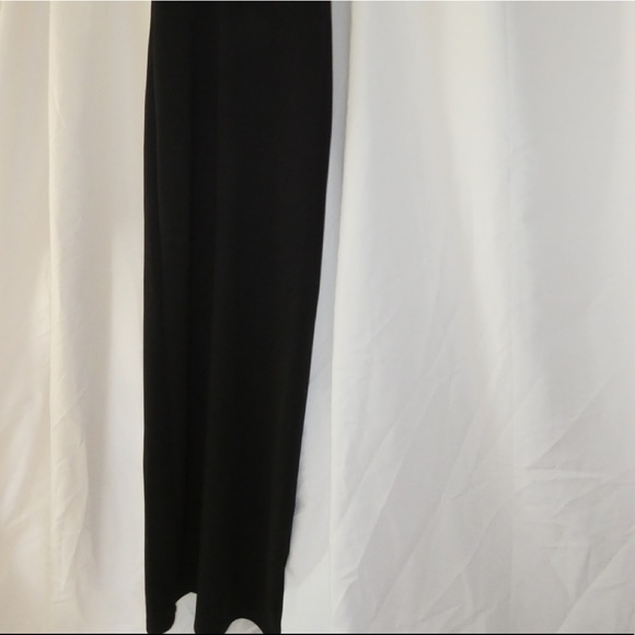 Black gown - Picture 4 of 4